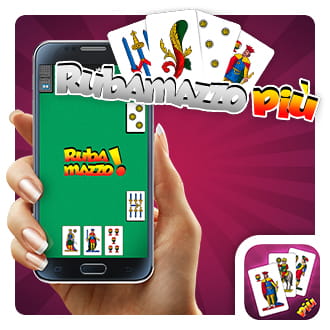 Immagine che mostra il logo del Rubamazzo Più e una mano che tiene un telefono cellulare col gioco del Rubamazzo sul suo schermo.