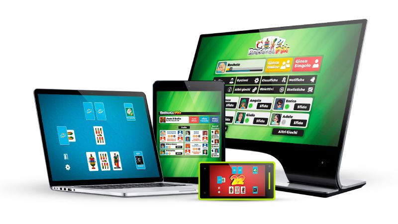 Immagine che mostra tutti i dispositivi in cui si può giocare a Briscola Più (un telefono cellulare, un tablet, un laptop e un computer desktop), tutti col gioco della Briscola sui loro schermi.