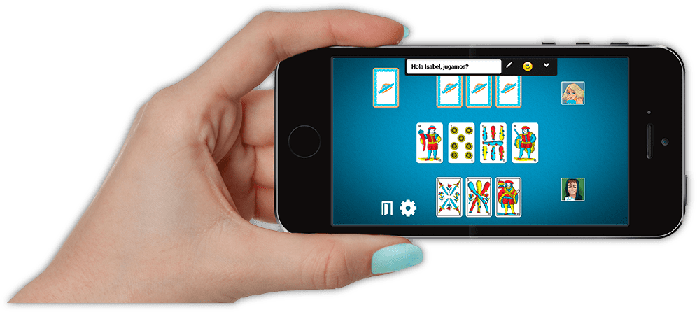 Imagen que muestra una mano sosteniendo un teléfono móvil con el juego de Escoba Más en la pantalla.
