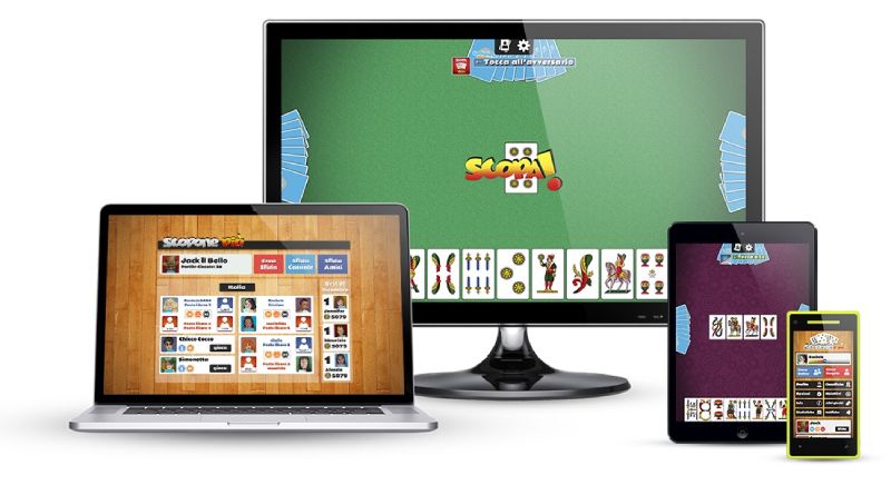 Immagine che mostra tutti i dispositivi in cui si può giocare a Scopone Più (un telefono cellulare, un tablet, un laptop e un computer desktop), tutti col gioco dello Scopone sui loro schermi.