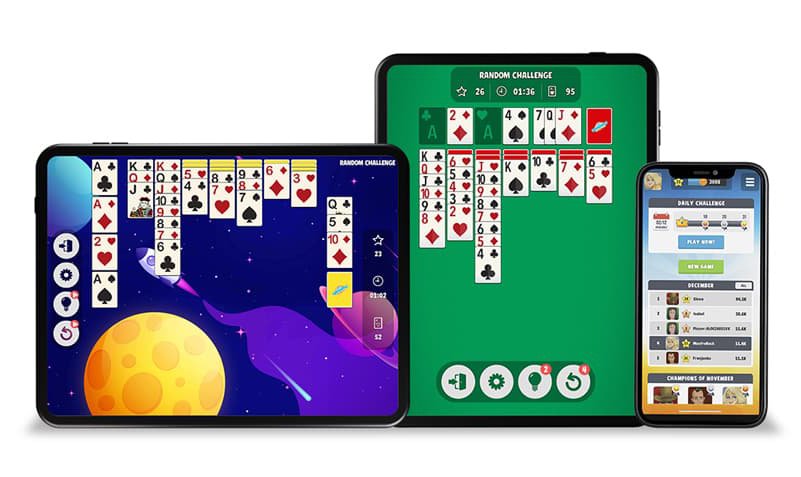 Image showing all the devices where Buraco Plus can be played (a mobile phone, a tablet, a laptop and a desktop), all showing the Buraco game on their screens.